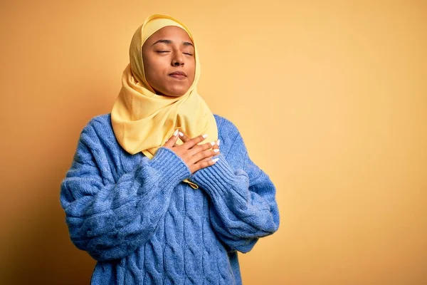 Young African American Afro Woman Wearing Muslim Hijab Isolated Yellow — Stock Fotó