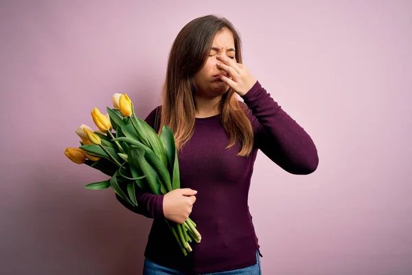 Mujer Rubia Joven Sosteniendo Romántico Ramo Tulipanes Amarillos Flores Sobre — Foto de Stock