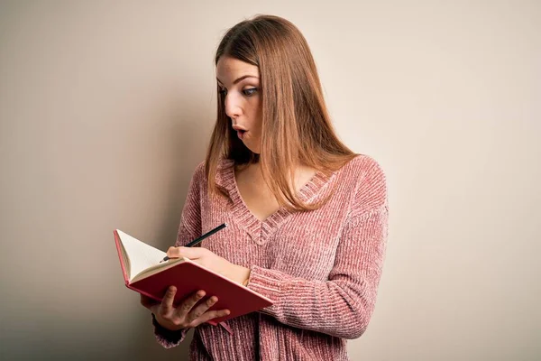 Молода Красива Руда Студентка Читає Книгу Ізольована Білому Тлі Боїться — стокове фото