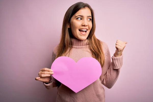 Junge Blonde Frau Hält Romantische Große Papierherzform Über Rosa Isolierten — Stockfoto