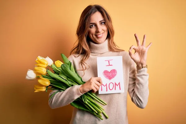 Mooie Brunette Vrouw Met Liefde Mama Bericht Tulpen Vieren Moeders — Stockfoto