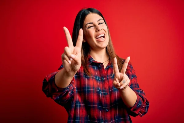 Kırmızı Arka Planda Rahat Gömlekler Giyen Genç Güzel Bir Kadın — Stok fotoğraf