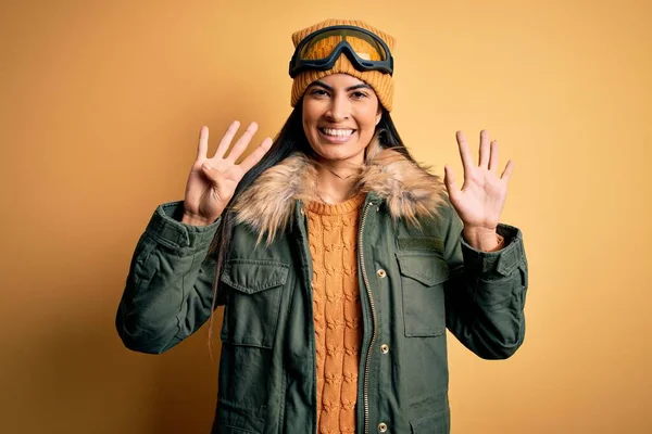 Jovem Mulher Hispânica Bonita Vestindo Óculos Esqui Casaco Para Inverno — Fotografia de Stock