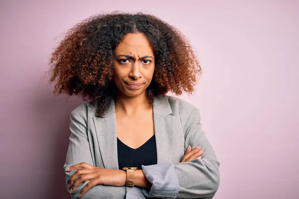 Jonge Afro Amerikaanse Zakenvrouw Met Afro Haar Draagt Een Elegante — Stockfoto