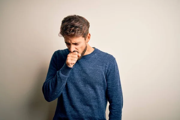 수염을 기르고 스웨터 잘생긴 청년은 감기나 기관지염 상으로 아프거나 기침을 — 스톡 사진