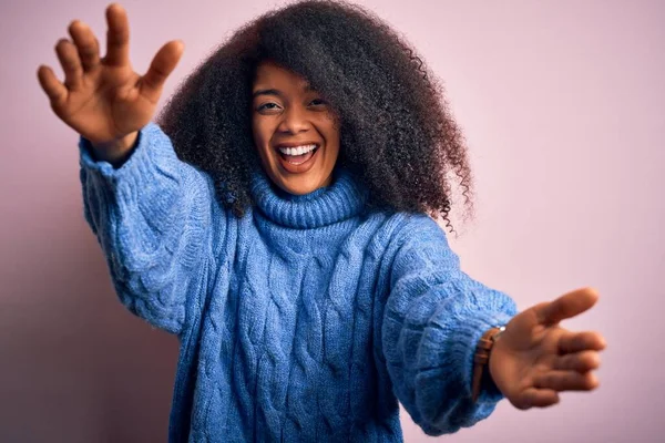 Young Beautiful African American Woman Afro Hair Wearing Winter Sweater — Stockfoto