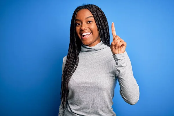 Jovem Afro Americana Vestindo Gola Alta Casual Sobre Fundo Azul — Fotografia de Stock