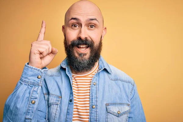 Bel Homme Chauve Barbu Portant Une Veste Denim Décontractée Shirt — Photo