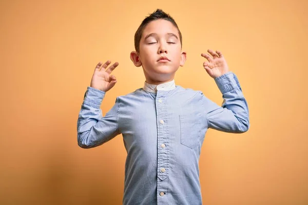 Маленький Мальчик Элегантной Рубашке Стоящей Желтом Изолированном Фоне Расслабляется Улыбается — стоковое фото