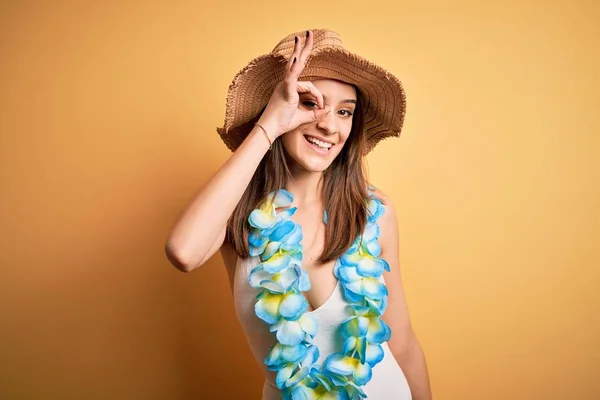 Junge Schöne Brünette Frau Urlaub Badeanzug Und Hawaiiblumen Lei Tun — Stockfoto