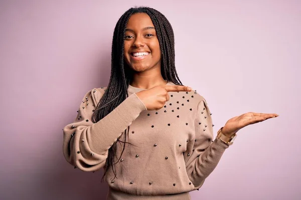Jonge Afrikaanse Amerikaanse Vrouw Draagt Mode Trui Roze Geïsoleerde Achtergrond — Stockfoto