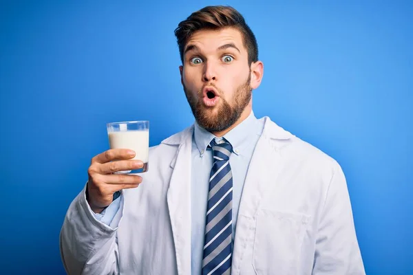 Joven Doctor Rubio Con Barba Ojos Azules Usando Abrigo Bebiendo — Foto de Stock