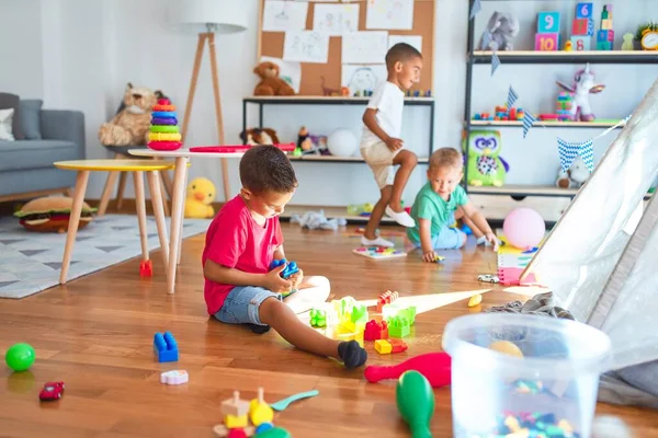 Adoráveis Crianças Brincando Torno Muitos Brinquedos Jardim Infância — Fotografia de Stock