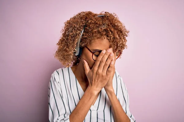 Afroamerikanisch Lockige Callcenter Agentin Die Mit Headset Über Rosa Hintergrund — Stockfoto