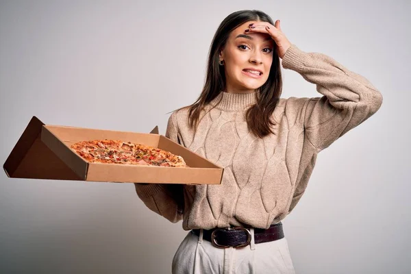 Jovem Bela Morena Segurando Caixa Com Pizza Italiana Sobre Fundo — Fotografia de Stock