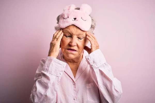 Senior Schöne Frau Trägt Schlafmaske Und Pyjama Über Isolierten Rosa — Stockfoto