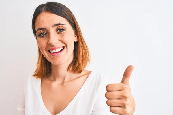 Mooie Roodharige Vrouw Dragen Casual Wit Shirt Geïsoleerde Achtergrond Blij — Stockfoto