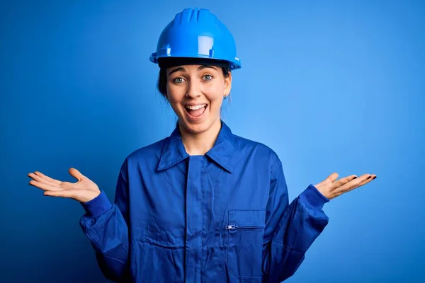Молодая Красивая Рабочая Женщина Голубыми Глазами Защитном Шлеме Униформе Празднует — стоковое фото