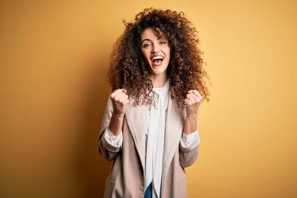 Jonge Mooie Brunette Vrouw Met Krullend Haar Piercing Dragen Casual — Stockfoto