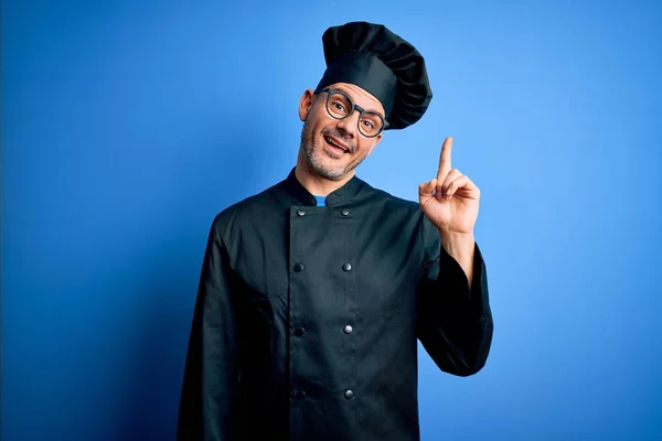 Joven Hombre Guapo Chef Con Uniforme Cocina Sombrero Sobre Fondo —  Fotos de Stock