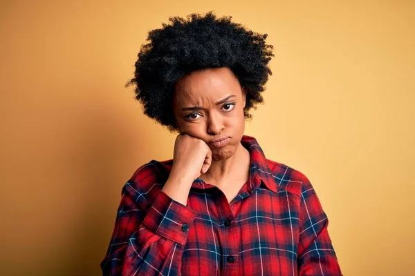 Giovane Bella Afro Donna Afro Americana Con Capelli Ricci Indossa — Foto Stock