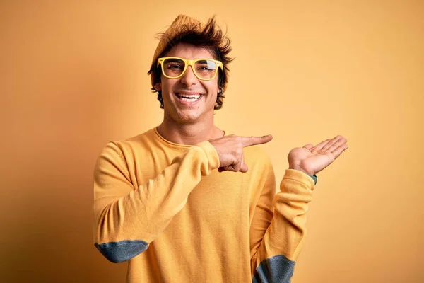 Mladý Pohledný Muž Ležérním Tričku Brýlích Izolovaném Žlutém Pozadí Užasl — Stock fotografie
