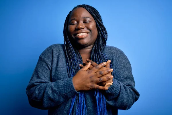 Mujer Afroamericana Talla Grande Con Trenzas Con Suéter Casual Sobre —  Fotos de Stock