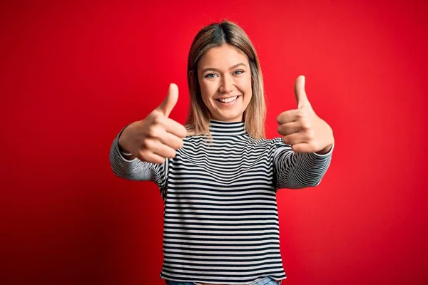 Junge Schöne Blonde Frau Lässig Gestreiftem Pullover Über Rotem Isoliertem — Stockfoto