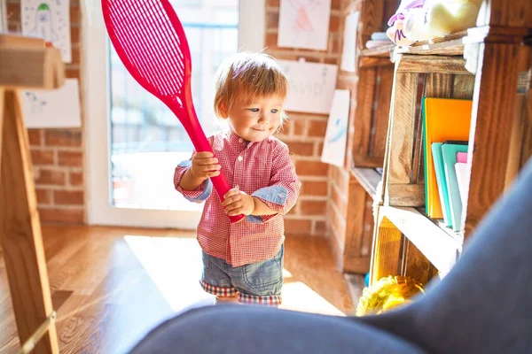 Criança Adorável Sorrindo Feliz Brincando Com Raquete Tênis Torno Muitos — Fotografia de Stock