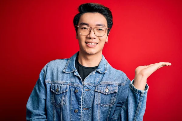 Joven Hombre Chino Guapo Con Chaqueta Mezclilla Gafas Sobre Fondo — Foto de Stock