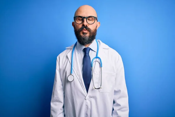 Yakışıklı Sakallı Mavi Arka Planda Steteskop Takan Yakışıklı Doktor Canlı — Stok fotoğraf