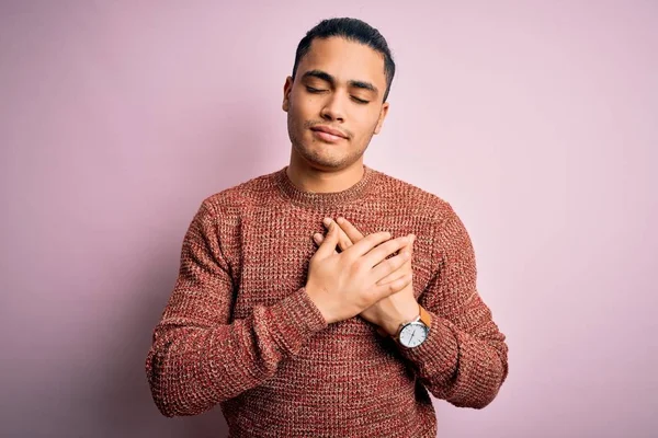 Junger Brasilianischer Mann Lässigem Pullover Vor Isoliertem Rosa Hintergrund Lächelnd — Stockfoto