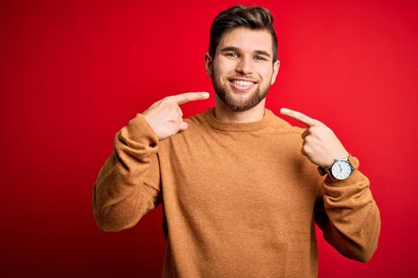 Joven Hombre Rubio Con Barba Ojos Azules Usando Suéter Casual — Foto de Stock