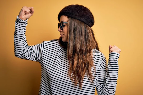 Junge Schöne Brünette Frau Mit Französischer Baskenmütze Und Brille Vor — Stockfoto