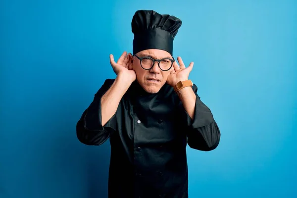 Hombre Guapo Cocinero Pelo Gris Mediana Edad Con Uniforme Cocina —  Fotos de Stock