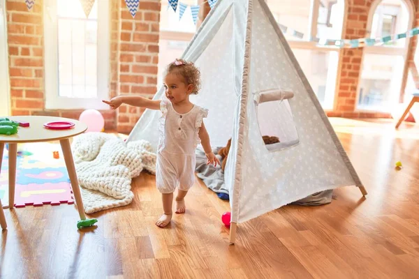 Schöne Kaukasische Säugling Spielt Mit Spielzeug Bunten Spielzimmer Fröhlich Und — Stockfoto