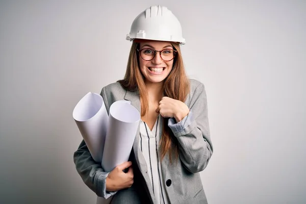 Jonge Mooie Roodharige Architect Vrouw Draagt Bril Veiligheidshelm Houden Blauwdrukken — Stockfoto