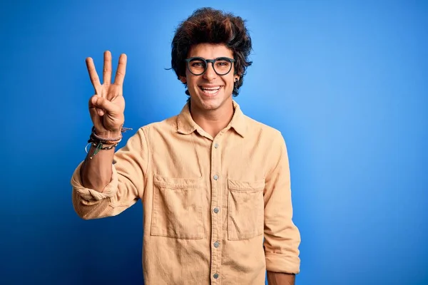 Young Handsome Man Wearing Casual Shirt Standing Isolated Blue Background — Stock Photo, Image