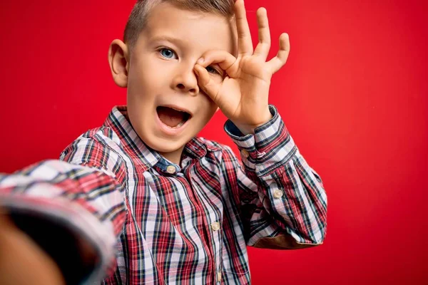 Nahaufnahme Von Jungen Kleinen Kaukasischen Kind Mit Blauen Augen Die — Stockfoto