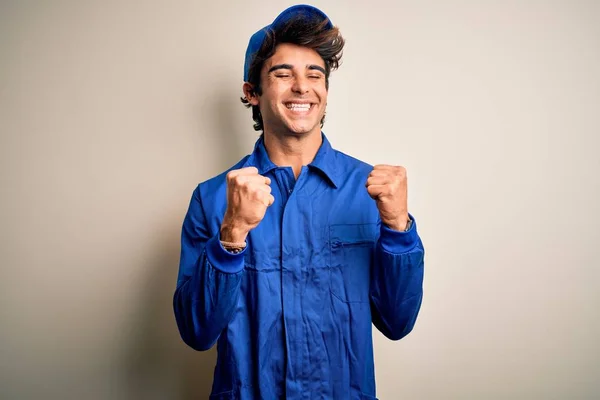 Jeune Mécanicien Coiffé Une Casquette Bleue Uniforme Debout Sur Fond — Photo