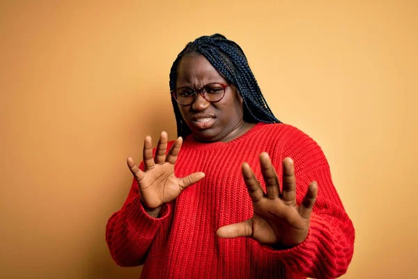 Африканский Американец Плюс Размер Женщины Косичками Носить Случайный Свитер Желтом — стоковое фото