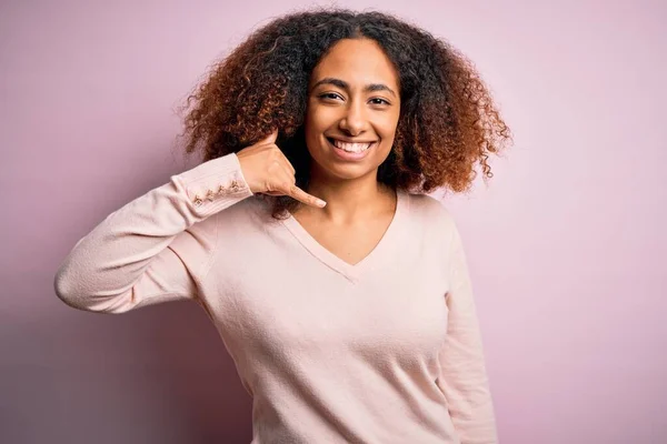 Mladá Africká Američanka Afro Vlasy Sobě Ležérní Svetr Přes Růžové — Stock fotografie