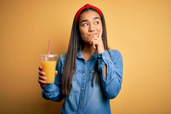 Joven Hermosa Mujer Asiática Bebiendo Saludable Vaso Jugo Naranja Sobre —  Fotos de Stock