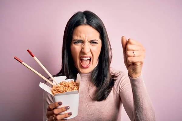 Jonge Brunette Vrouw Houden Levering Afhaalpapier Doos Gele Achtergrond Geïrriteerd — Stockfoto