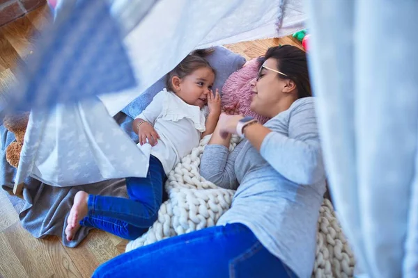 Joven Hermosa Maestra Niño Pequeño Sonriendo Con Cara Feliz Acostado — Foto de Stock