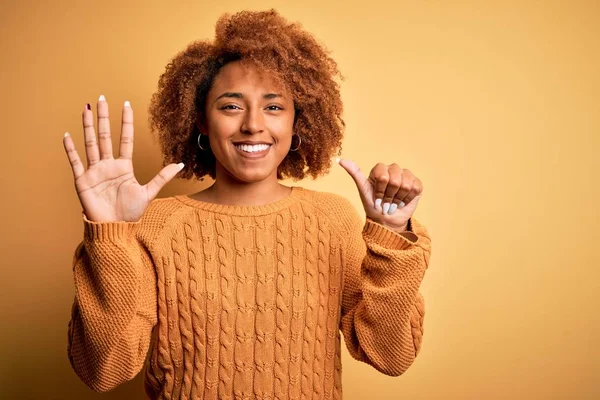 Mladý Krásný Afroameričan Afro Žena Kudrnaté Vlasy Sobě Ležérní Svetr — Stock fotografie