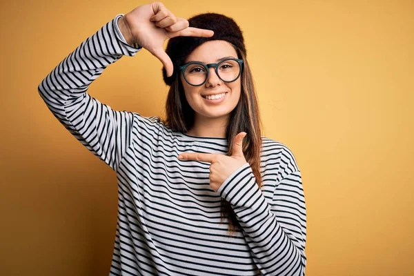 Ung Vacker Brunett Kvinna Bär Fransk Basker Och Glasögon Över — Stockfoto