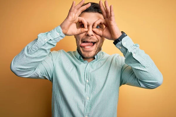 Junger Geschäftsmann Mit Blauen Augen Elegantem Grünem Hemd Vor Gelbem — Stockfoto