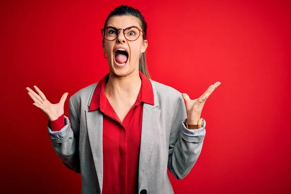Young Beautiful Brunette Businesswoman Wearing Jacket Glasses Red Background Crazy — Stockfoto