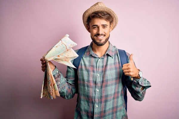 Joven Turista Vacaciones Con Sombrero Sosteniendo Mapa Ciudad Pie Sobre —  Fotos de Stock